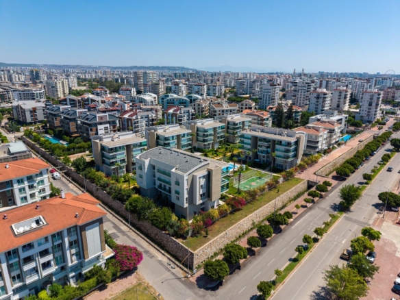 Antalya Konyaaltı Uncalı’da Garden Life Sitesi’nde Satılık Lüks 4+1 Ara Kat Daire