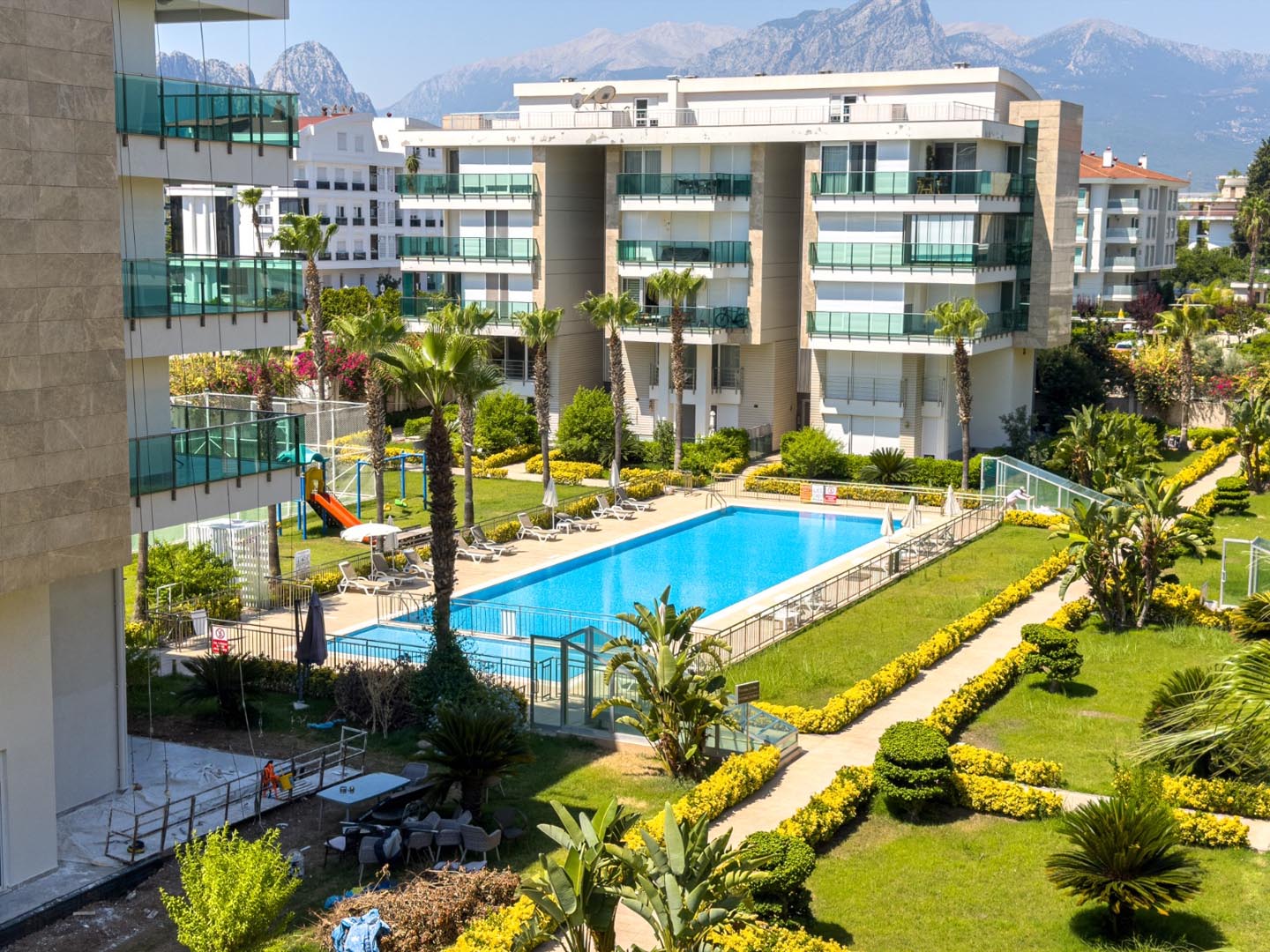 Antalya Konyaaltı Uncalı’da Garden Life Sitesi’nde Satılık Lüks 4+1 Ara Kat Daire