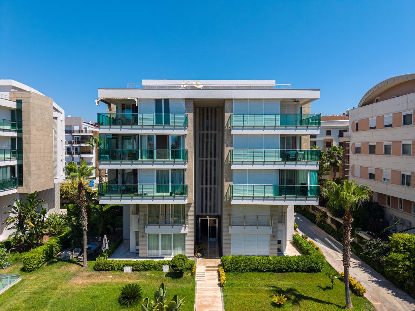 Antalya Konyaaltı Uncalı’da Garden Life Sitesi’nde Satılık Lüks 4+1 Ara Kat Daire