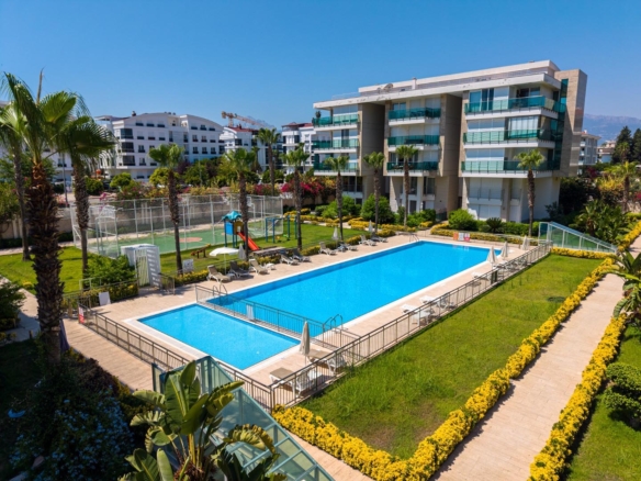 Antalya Konyaaltı Uncalı’da Garden Life Sitesi’nde Satılık Lüks 4+1 Ara Kat Daire