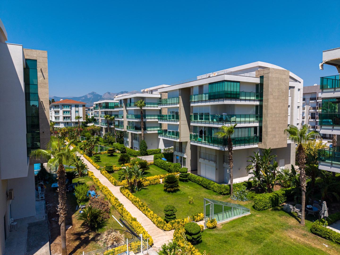 Antalya Konyaaltı Uncalı’da Garden Life Sitesi’nde Satılık Lüks 4+1 Ara Kat Daire