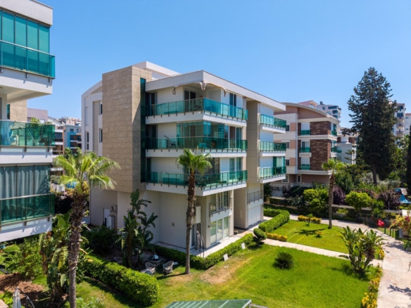 Antalya Konyaaltı Uncalı’da Garden Life Sitesi’nde Satılık Lüks 4+1 Ara Kat Daire