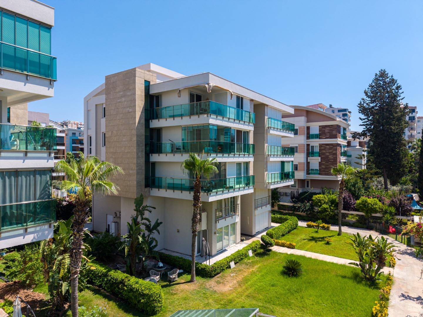 Antalya Konyaaltı Uncalı’da Garden Life Sitesi’nde Satılık Lüks 4+1 Ara Kat Daire